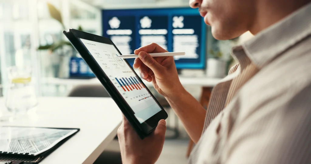 embedded analytics dashboard data workflow analysis business insights