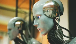 Robots humanoïdes argentés avec câbles, en gros plan.
