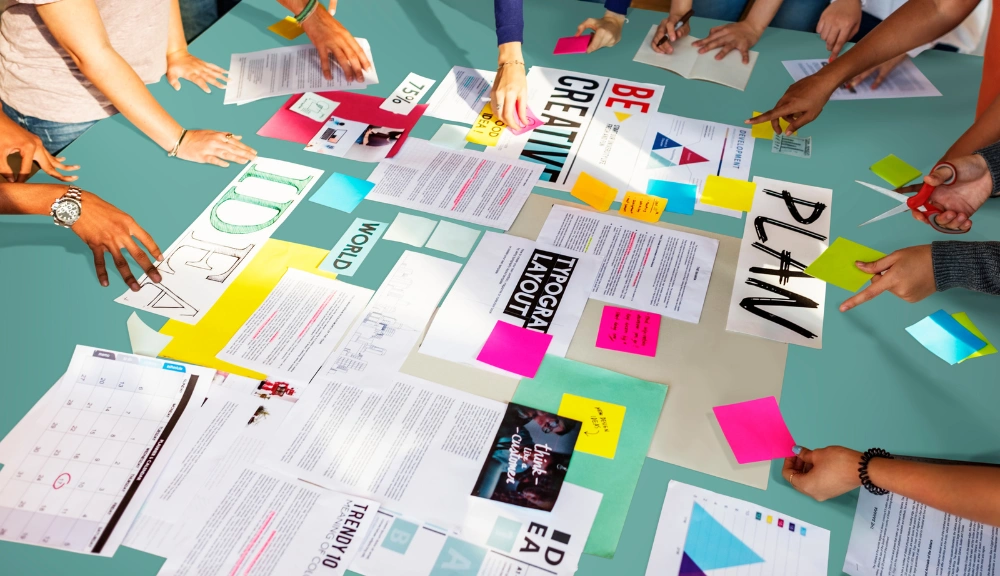 Réunion créative autour d’une table avec post-its colorés